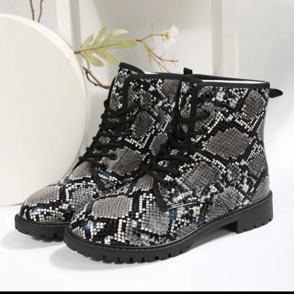 Chelsea &Violet ankle  boots Flat